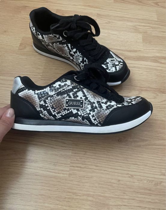 Adidași originali GUESS marimea 37