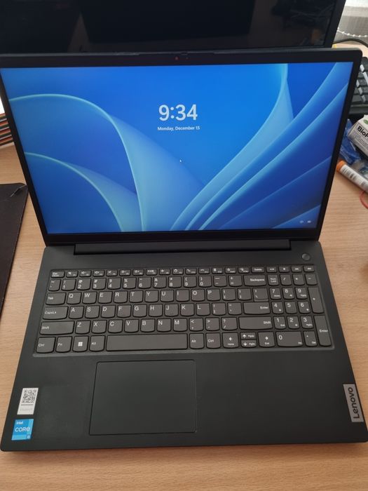 Laptop Lenovo v15- i3 11th gen