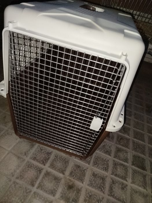 Контейнер для перевозки крупной собаки.