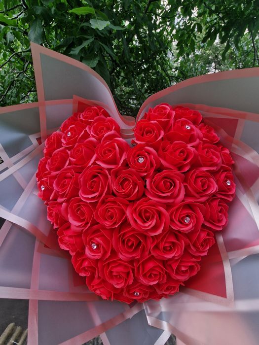 Cadou buchet sub forma de inima din trandafiri de sapun