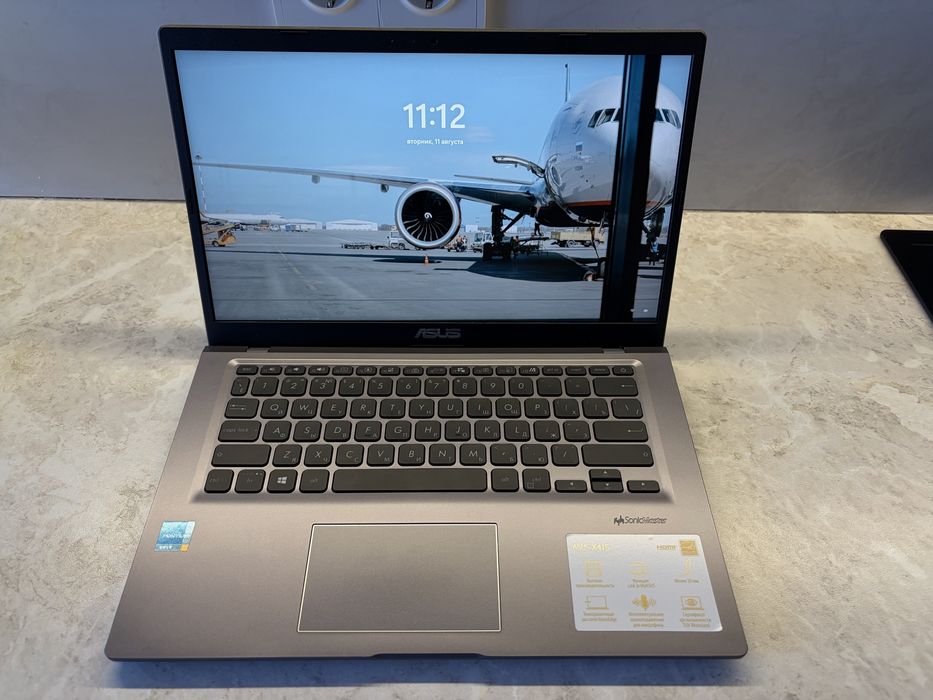 ASUS VivoBook 14 в отличном состоянии