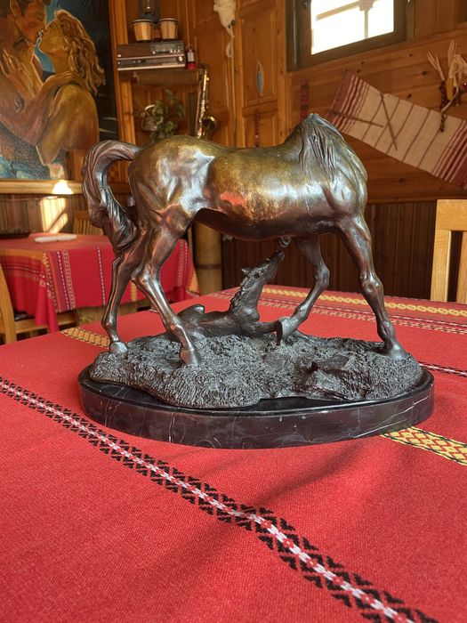 Бронзова фигура- статуетка