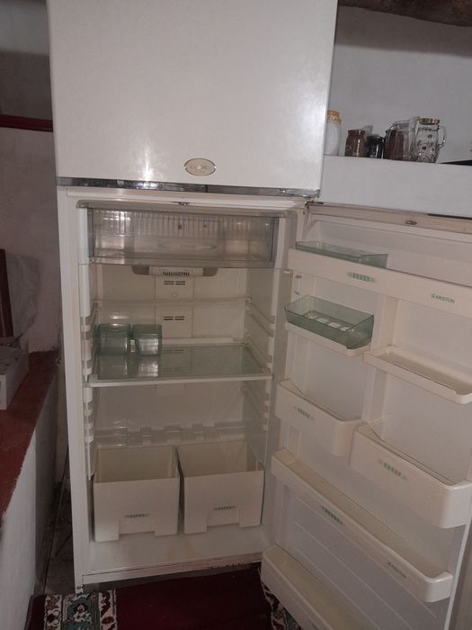 Холодильник сотилади