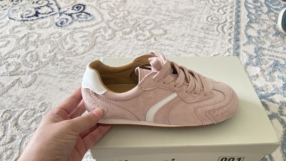 Продам женские крассовки.