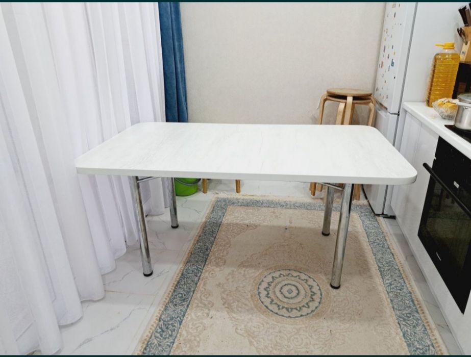 Обеденный стол в отличном состоянии