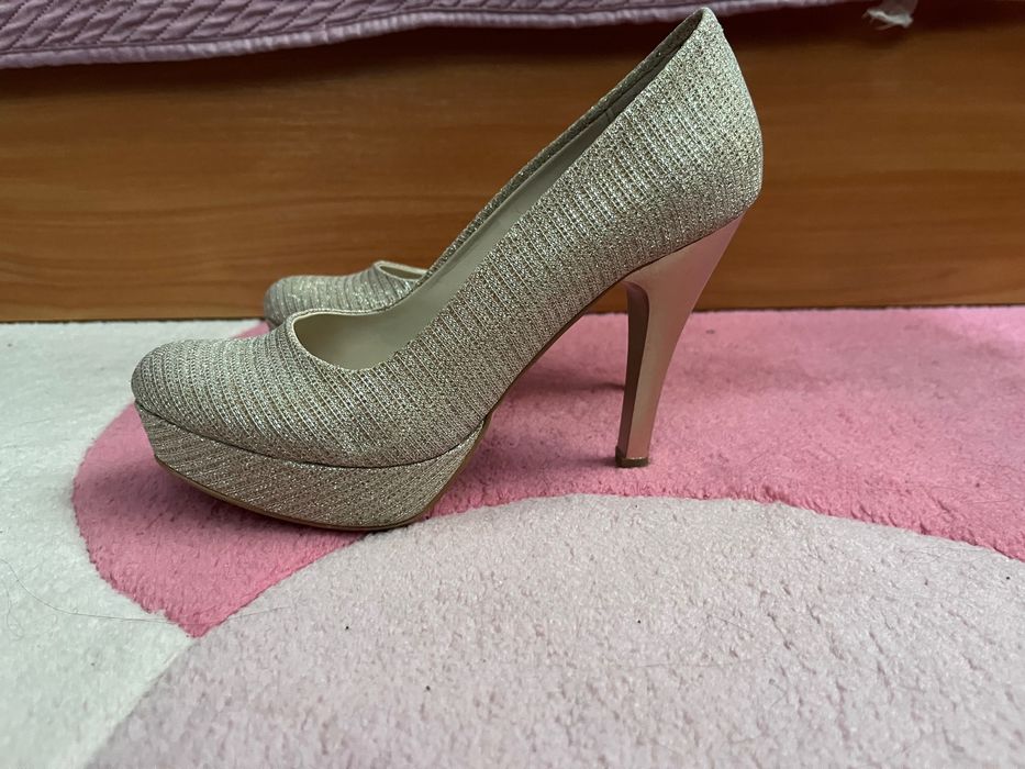 Дамски бежови токчета