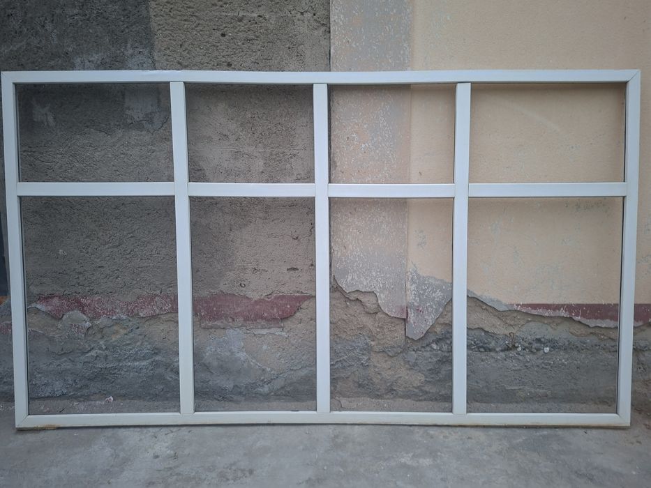 Оконная рама AKFA в хорошем состоянии,