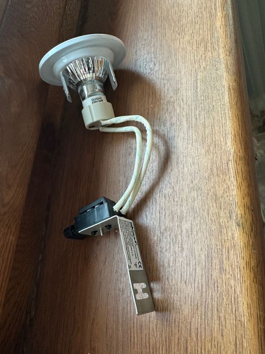 Пълен комплект нови халогенни лампи с лунички за вграждане и фасонки