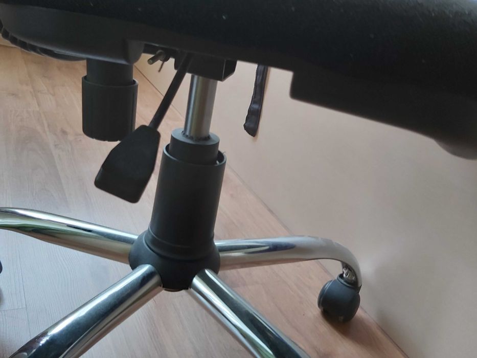 продавам стол Prestige от серията CARMEN-удобен,функционален,въртящ се