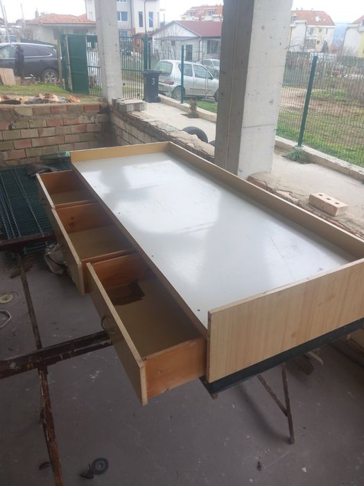 Продавам единично легло с матрак 80/190