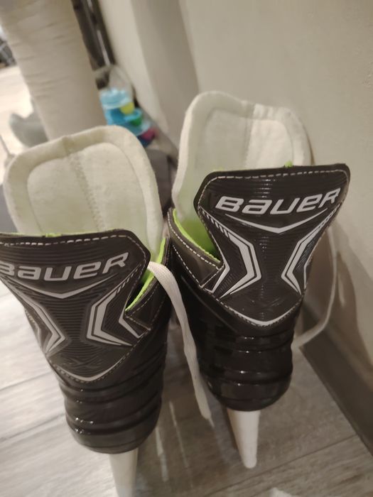Продам коньки bauer
