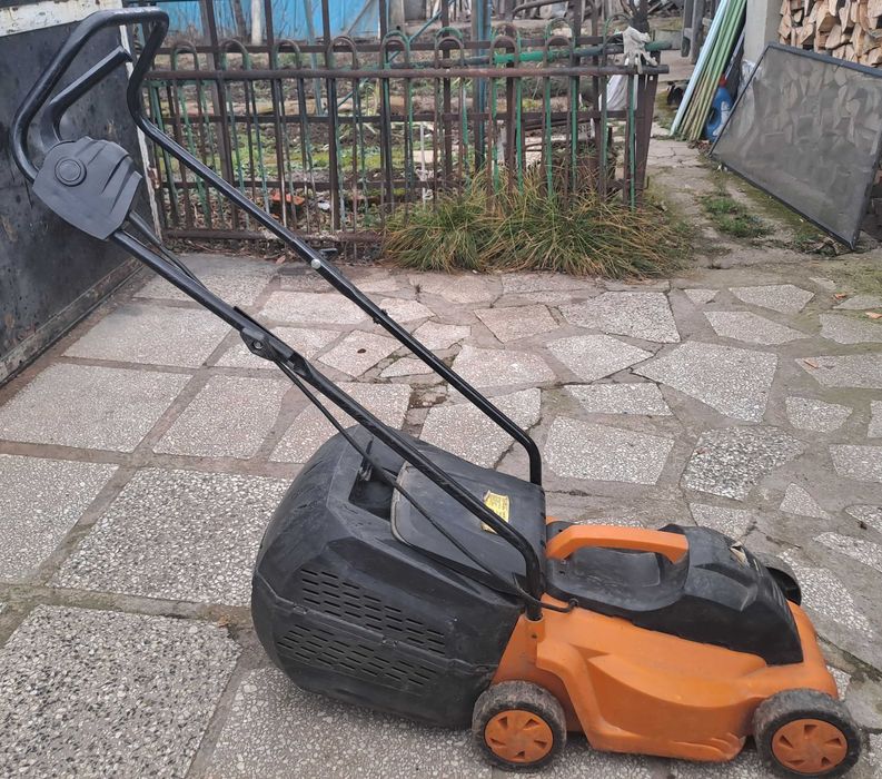 Електрическа косачка за трева TOP GARDEN 1000W с проблем в ел. мотора