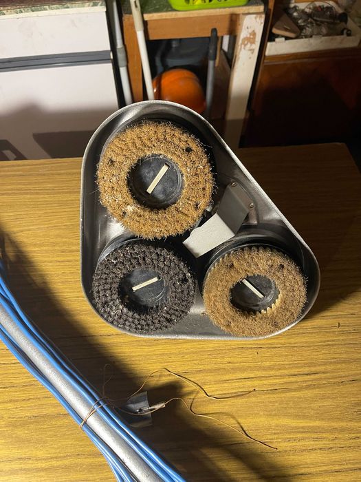 Електрическа паркетолъскачка с три четки.