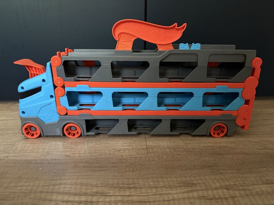 Hot wheels гараж, писта и автовоз