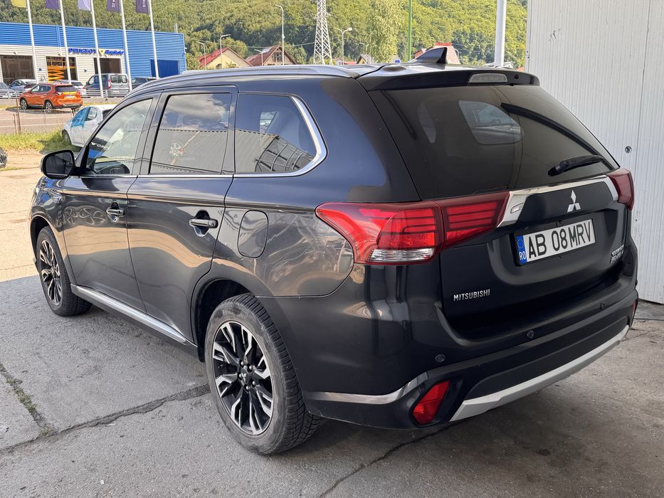 Mitsubishi Outlander 2.0 Hybrid 2016 avariat lovit