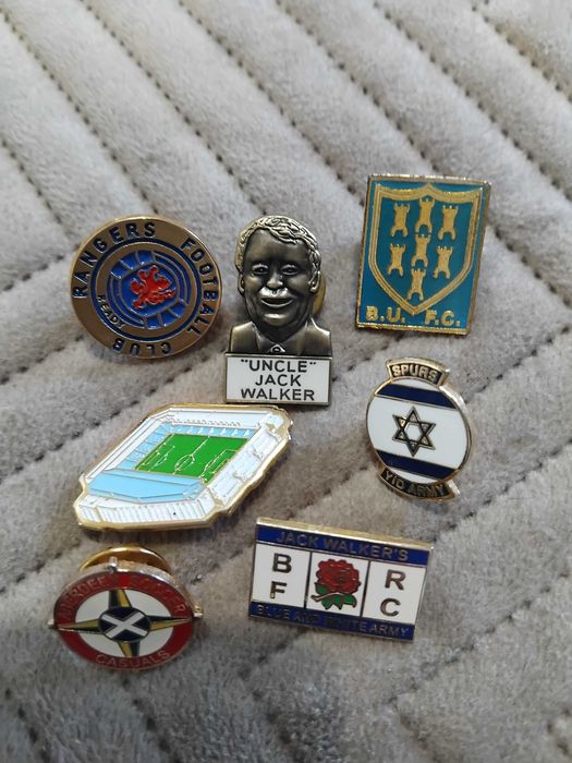 ОРИГИНАЛНИ футбол и значки