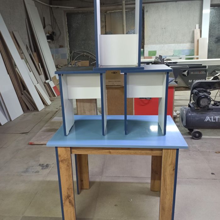 Кухонный стол и табуретки