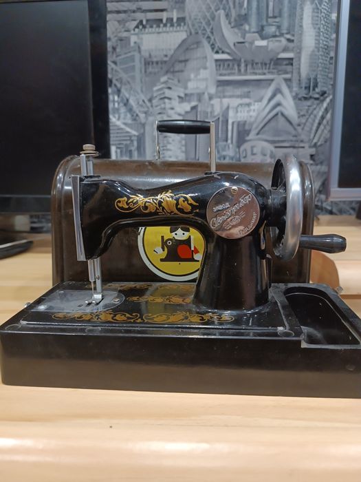 Продам детскую швейную машинку