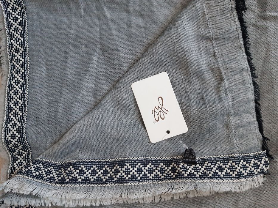 НОВИ шал в сиво 140/140