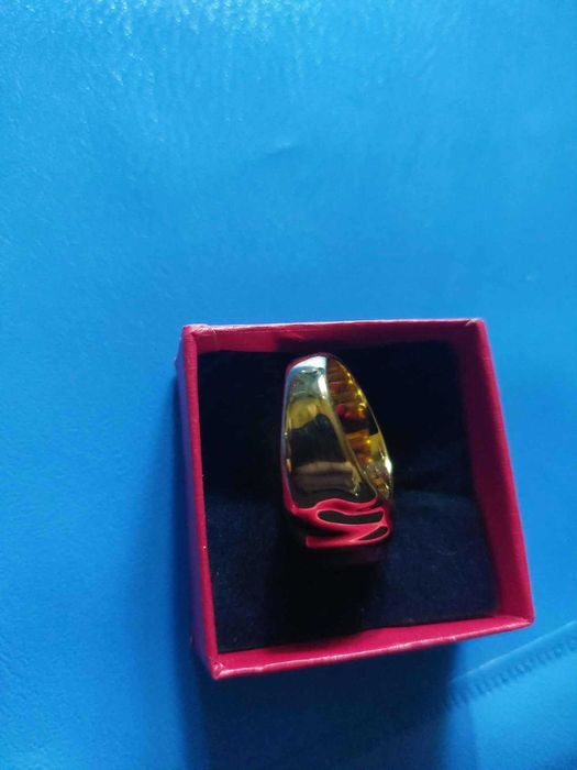 Inel vintage din metal comun aurit cu lapislazuli