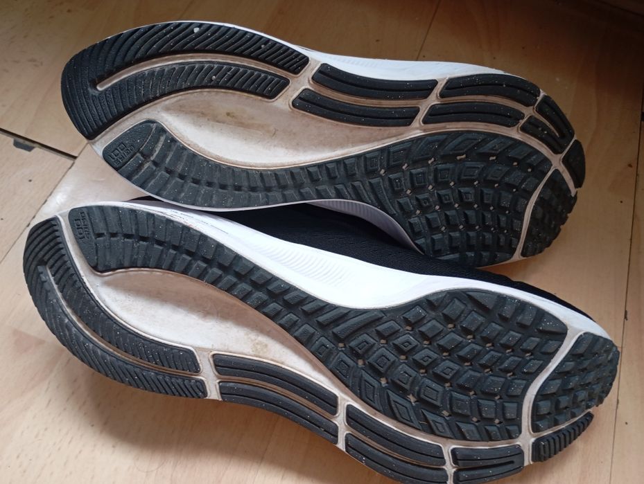 Vind Nike  in stare perfectă
