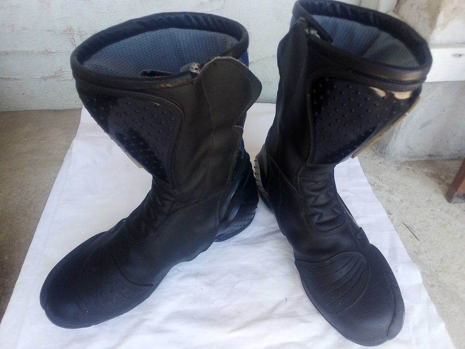 Яке две каски и два чифта мото ботуши