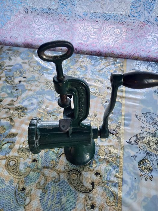 Vând Mașină de Tocat Fontă