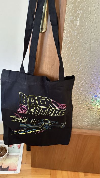 Чаша, пазарска чанта и шапка на филмите Завръщане в бъдещето