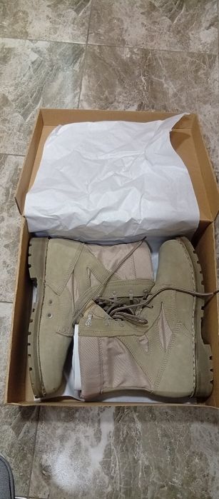 Ținuta și bocanci combat