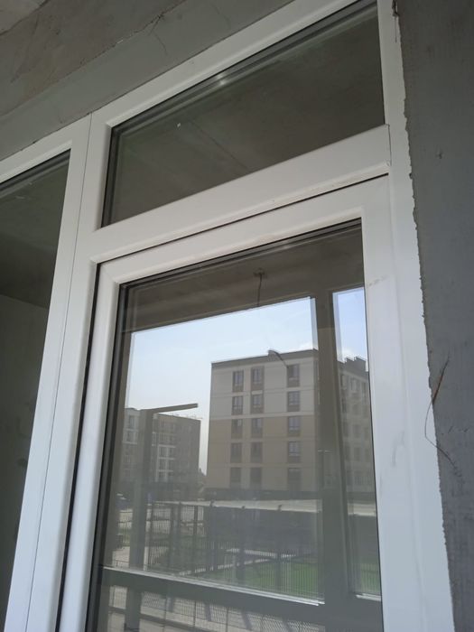 Пластиковая дверь+окно в комплекте