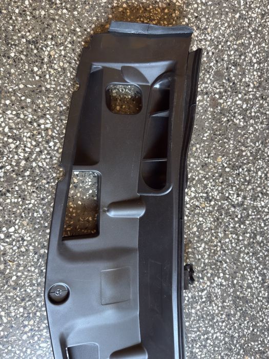 Нова кора под преден капак за Mercedes W204