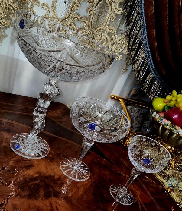 Хрустальные вазочки "Вишенка" на высоких  фигурных ножках.