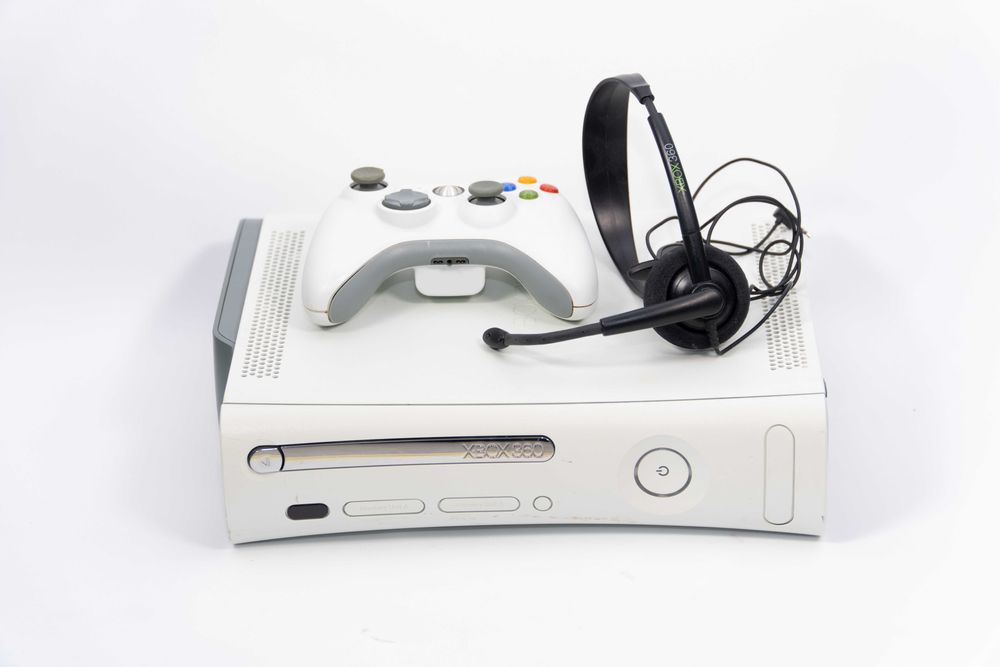 Xbox 360 fat, бял много добро състояние. Игри God of War и GTA 5