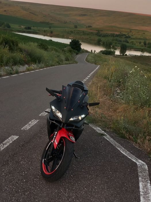 Vând yamaha yzf r125 2013