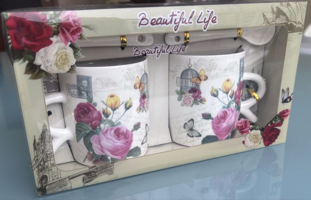 Чаши за чай с лъжички