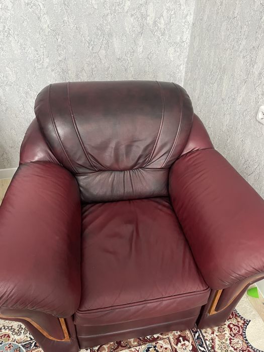 Продам 2 кожанных кресел.