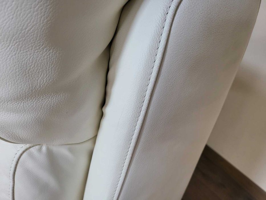 Светло кремав кожен фотьойл La-z-boy с ръчен релакс механизъм