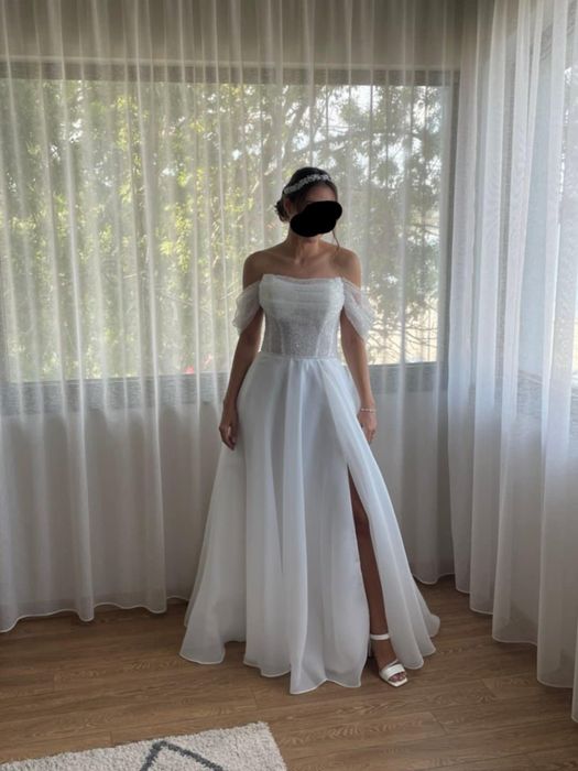 Сватбена рокля с паднали рамене