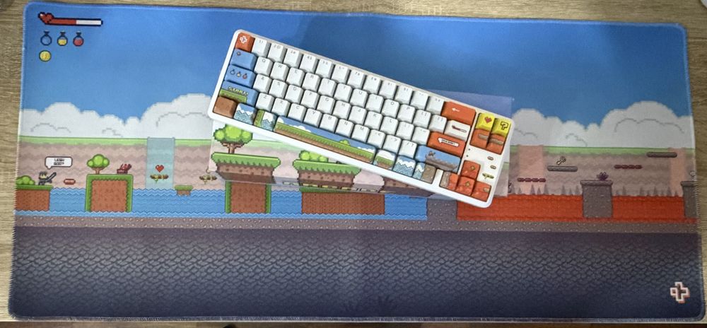 Vand tastatura QwertyKey65 Arcade Hotswap mecanica 65% + deskmatu
