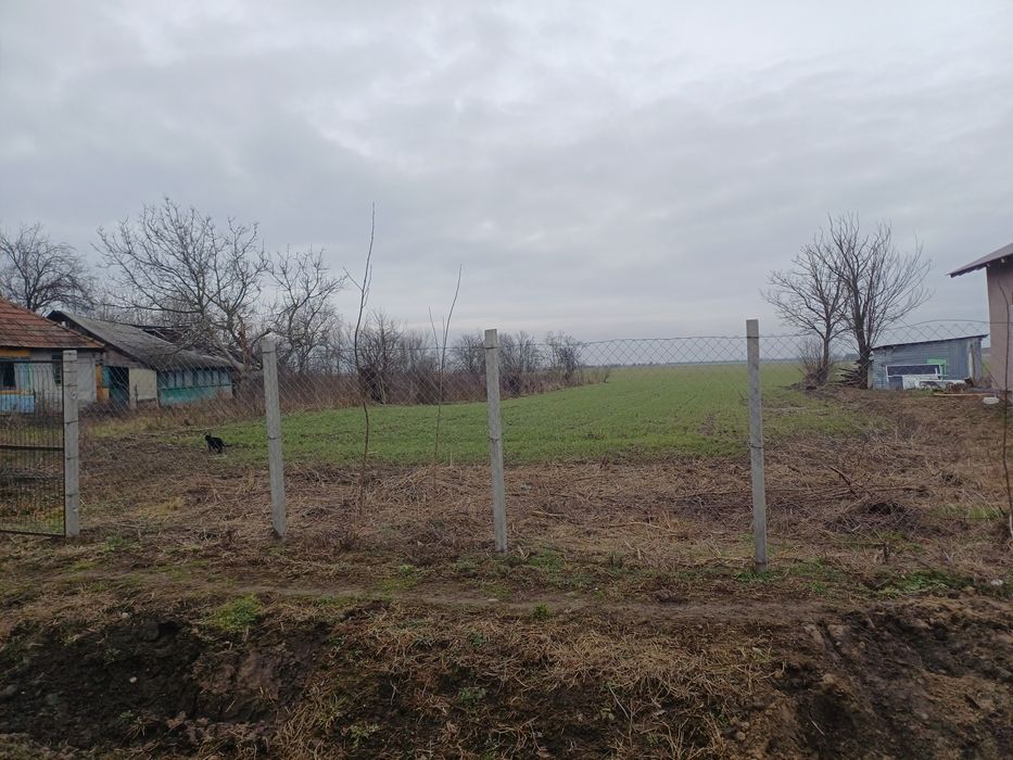 Vând teren intravilan și extravilan