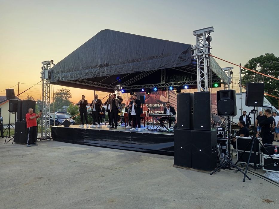 Scenă modulară 9x7 m, cu acoperiș în 2 ape