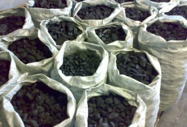 Дрова уголь в мешках