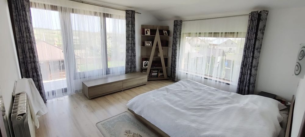 Casă cu teren 2600 mp în Dragomirna – garaj dublu, fotovoltaice,