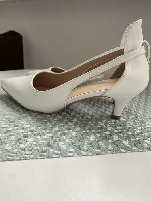 Елегантни бели дамски обувки