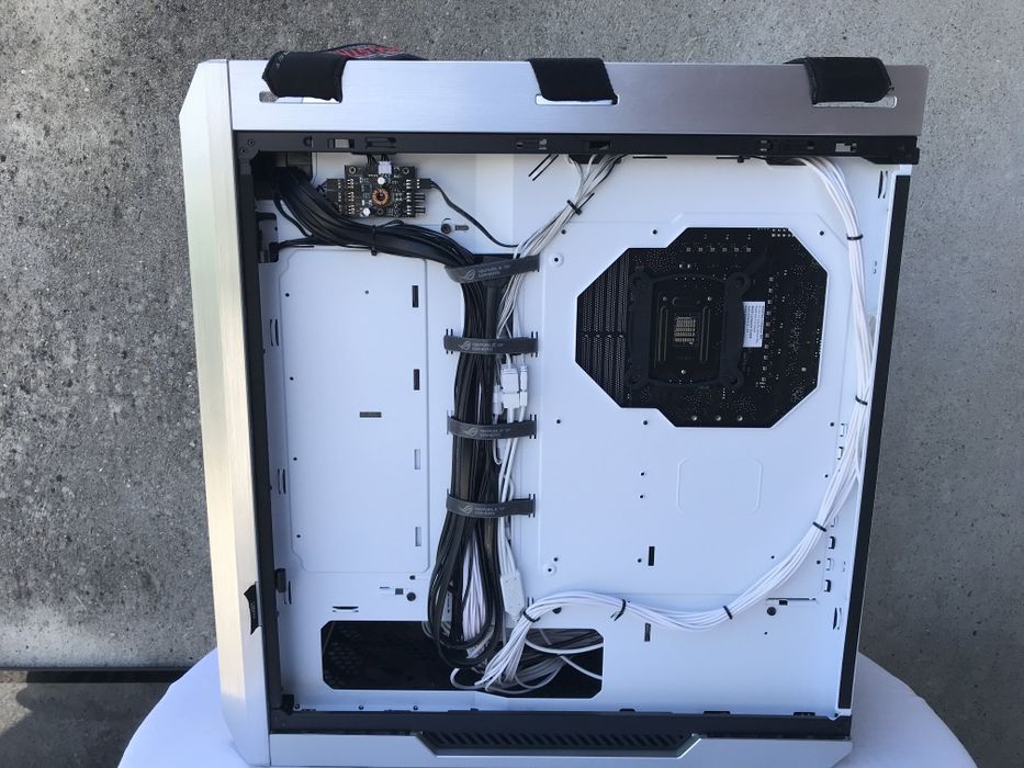Висок  клас Геймърска кутия asus rog helios strix white edition atx