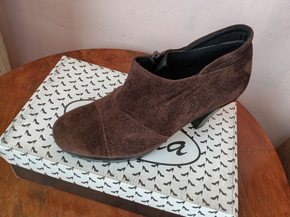 Нови!№39 Кафяви Боти Ест ми
15 €
29,34 лв