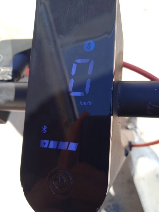 Vând trotineta viteza maxima 25km/h autonomie 25km/h  se incarca in 5