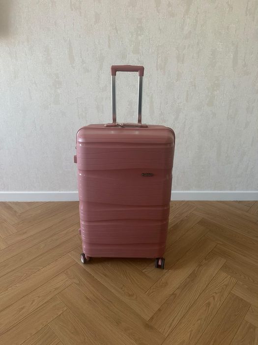 Продам прочный чемодан