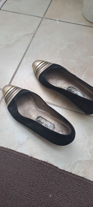 Pantofi din piele întoarsă în stare buna .mărimea 37 .preț 60 lei