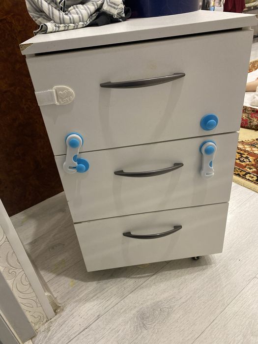 Вешалка на колесах